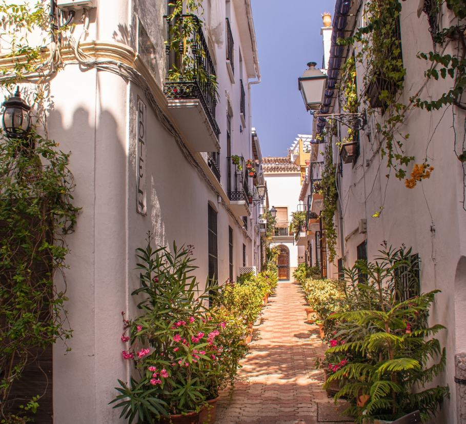 Callejuela del casco antiguo de Marbella con flores