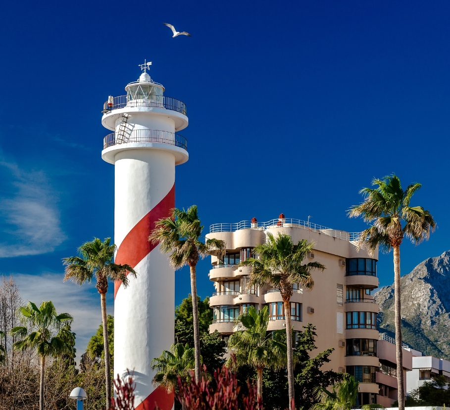 Faro de Marbella con La Concha al fondo