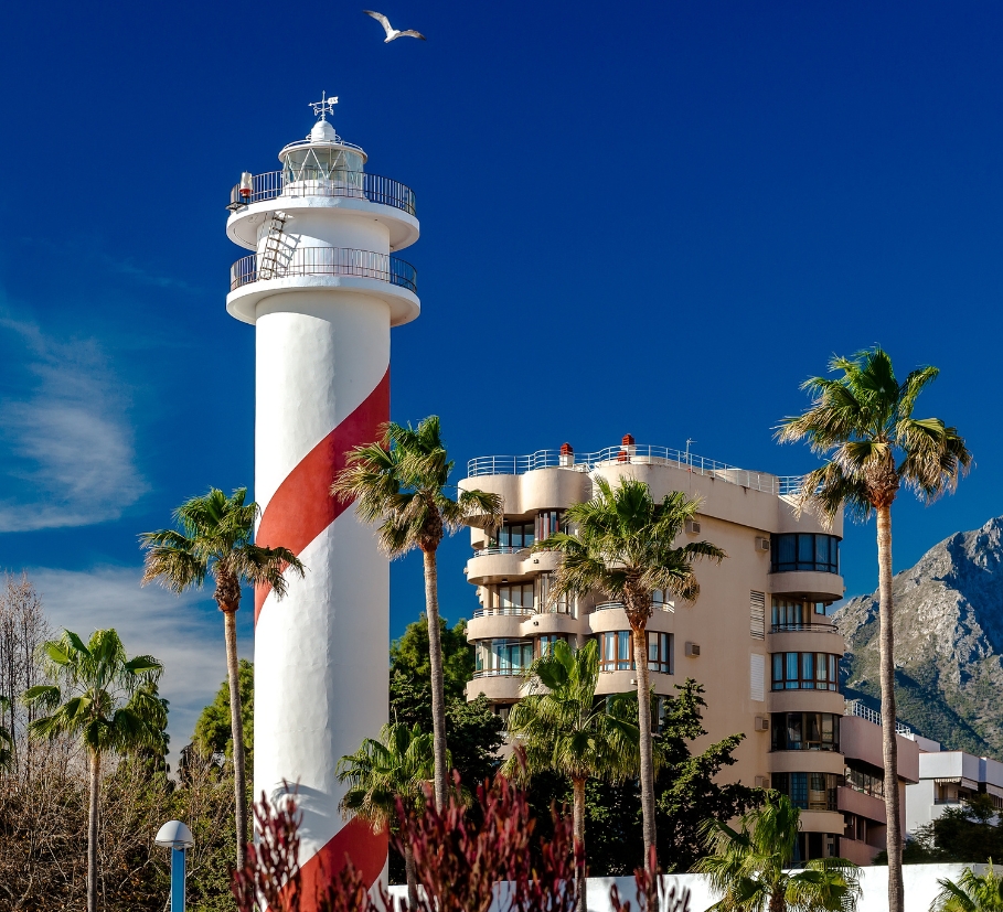 Faro de Marbella entre palmeras
