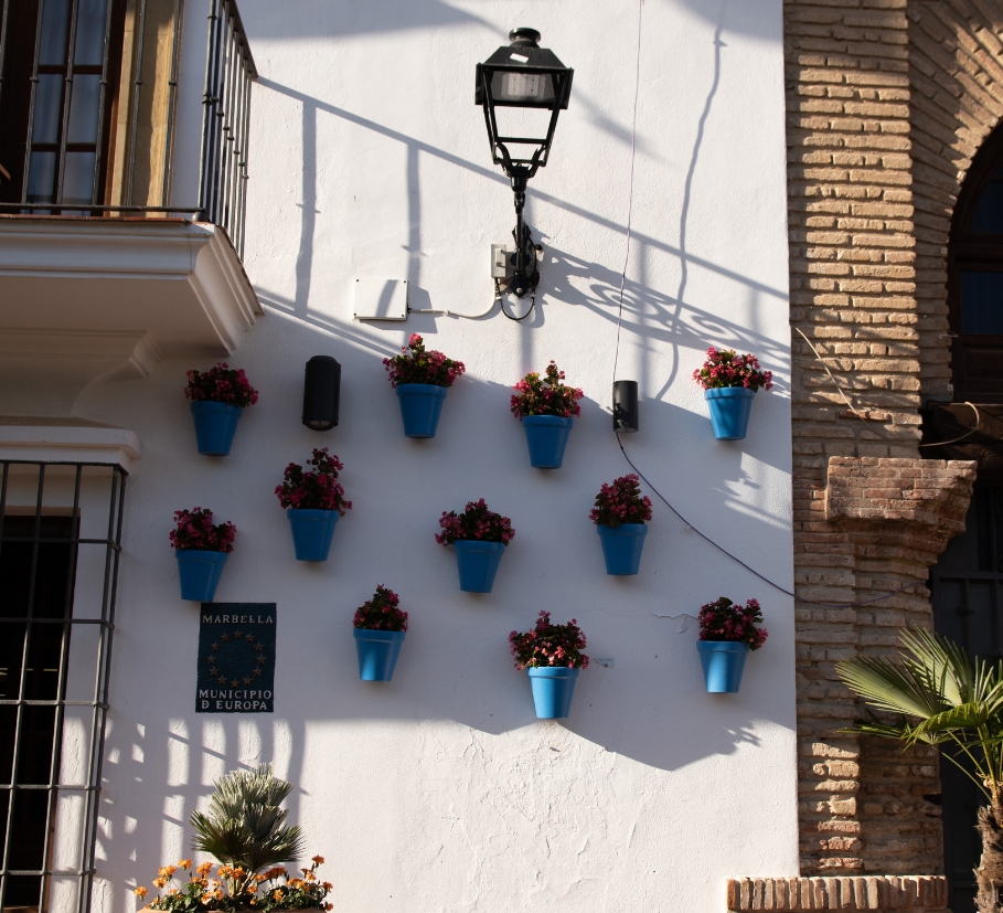 Marbella Municipio de Europa - macetas azules