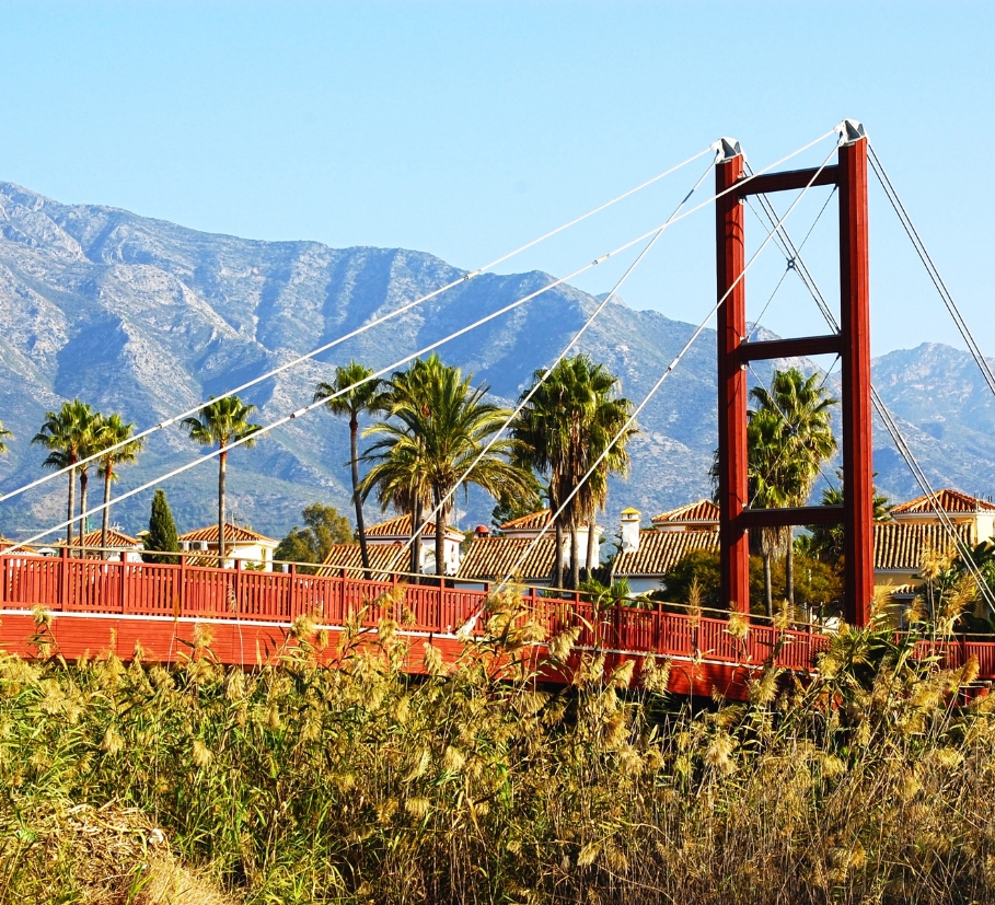 Puente rojo en el parque de Marbella