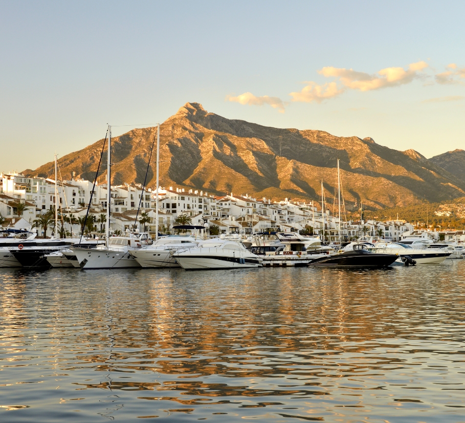 Puerto Banús al atardecer con La Concha al fondo